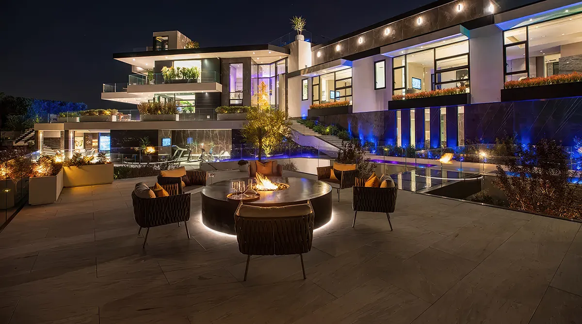 Summitridge Drive Exterior — Colorbeam Lighting