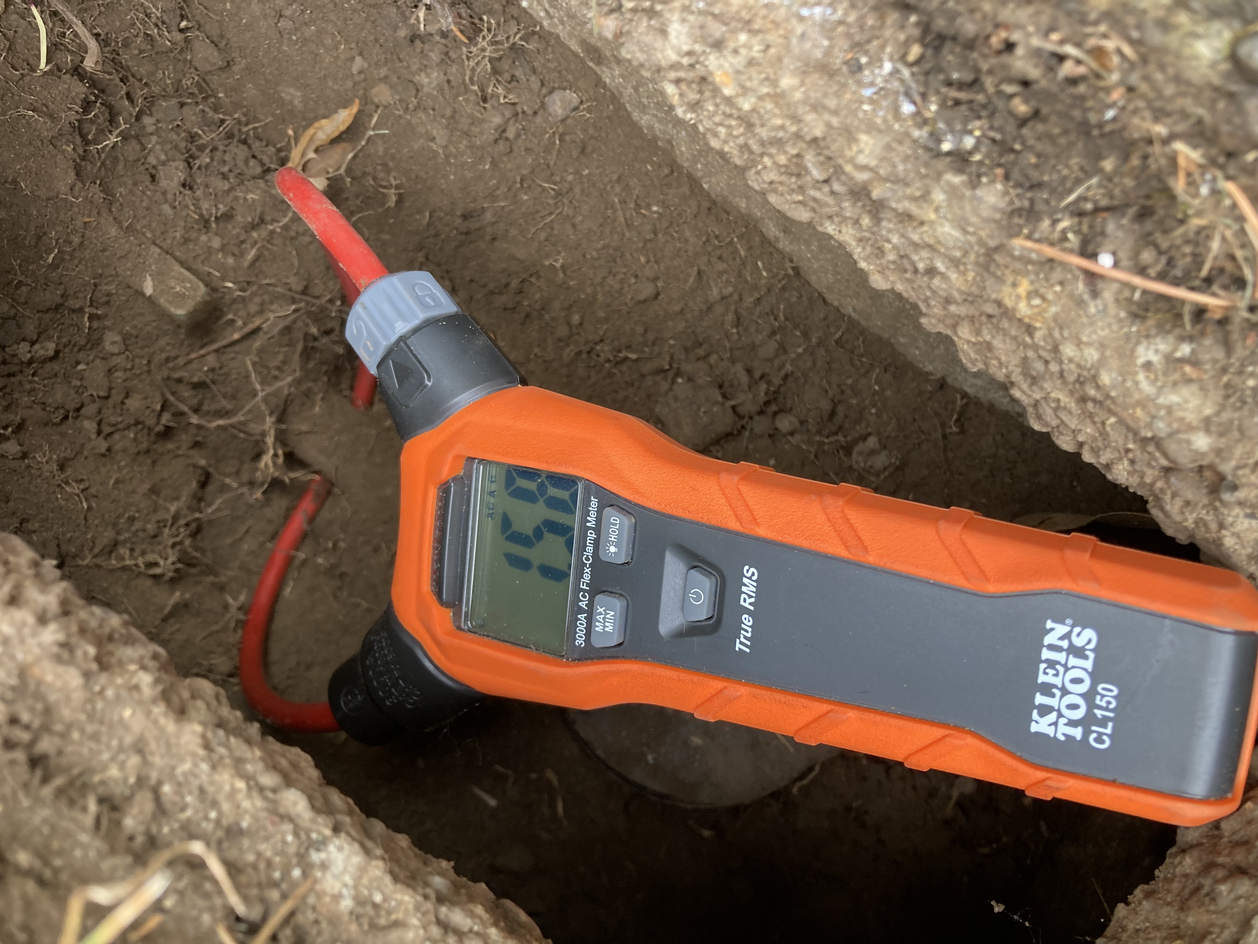 Measuring water pipe current
