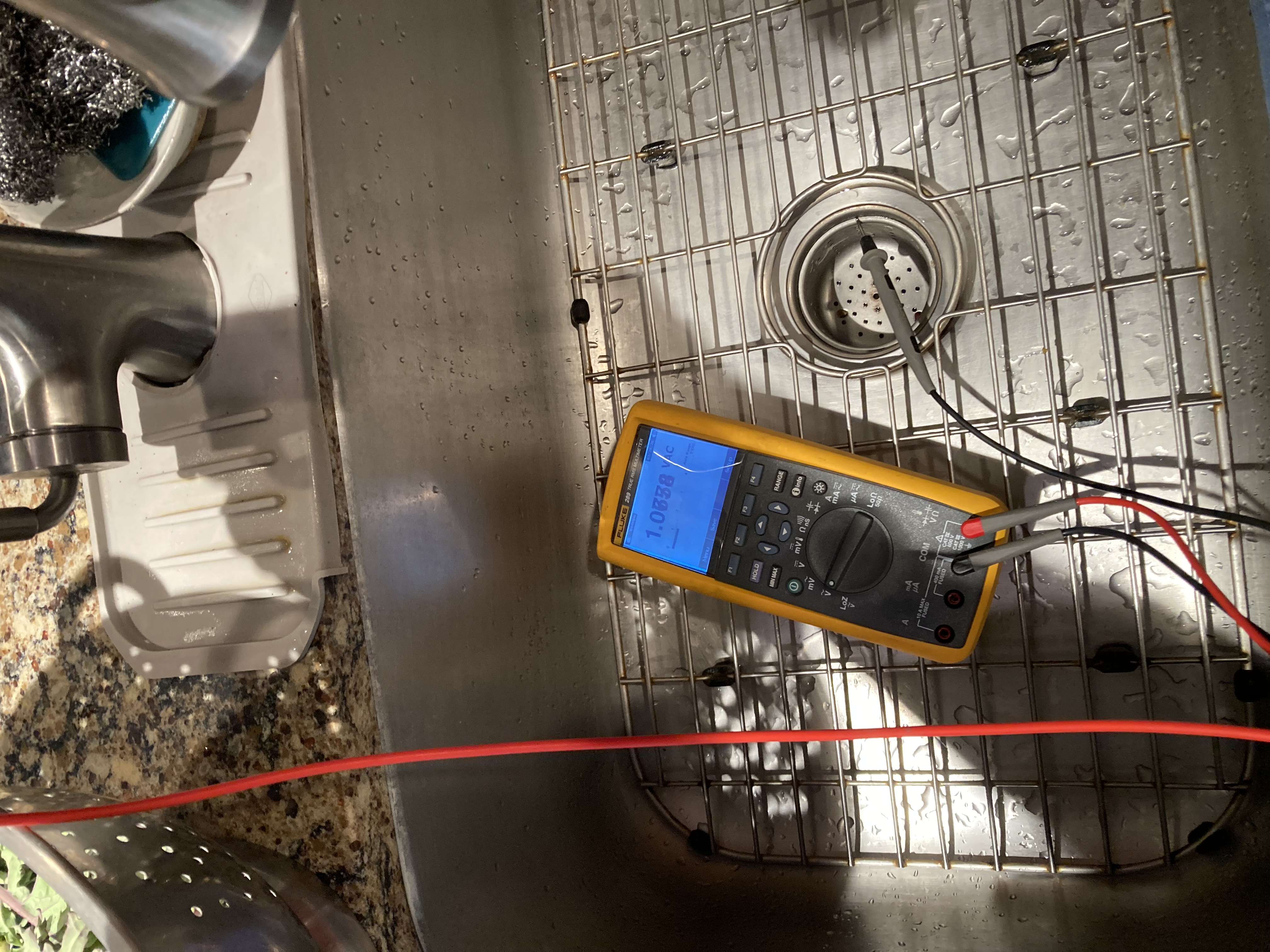 Measuring contact current
